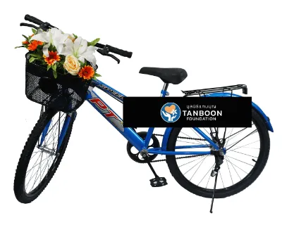 พวงหรีดจักรยาน ขนาด 24 นิ้ว ตกแต่งด้วยดอกไม้หลายโทนสีลิลลี่สีขาว เยอบีร่าสีส้ม กุหลาบสีส้มอ่อนที่ตะกร้าด้านหน้า
