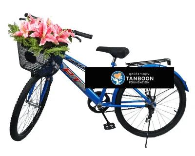 พวงหรีดจักรยานขนาด 24 นิ้ว ประดับตกแต่งด้วยดอกไม้โทนสีชมพู ประกอบด้วยดอกลิลลี่สีชมพู และใบเฟิร์นซึ่งเป็นไม้มงคลของคนไทย