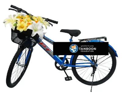 พวงหรีดจักรยาน ประดับด้วยดอกไม้สดโทนสีเหลืองอย่างดอกชบา แซมด้วยดอกลิลลี่สีขาวที่ตะกร้าด้านหน้า