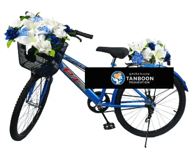 พวงหรีดจักรยาน โทนสีน้ำเงิน ประดับตกแต่งด้วยดอกกุหลาบสีน้ำเงิน ดอกคาร์เนชันสีฟ้า และดอกลิลลี่สีขาว