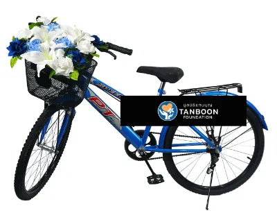 พวงหรีดจักรยานโทนสีฟ้า ขนาด 24 นิ้ว โดดเด่นด้วยดอกลิลลี่สีขาว ดอกกุหลาบสีน้ำเงิน ดอกคาร์เนชันสีฟ้า และใบกุหลาบ