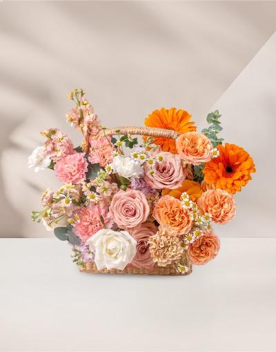 กระเช้าดอกไม้สีชมพู ส้ม ของขวัญน่ารักให้เพื่อนร่วมงานเพื่อขอบคุณที่ทำตัวน่ารักกับเราเสมอมา พร้อมทำบุญให้มูลนิธิ 