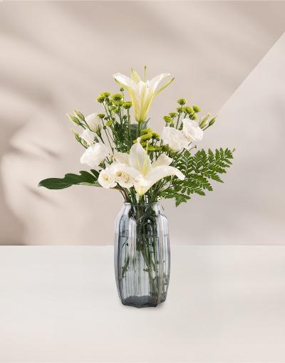 แจกันดอกไม้โทนขาว ราคาไม่แพง เหมาะให้แสดงความยินดีกับเพื่อนร่วมงาน และส่งความสุขให้มูลนิธิ