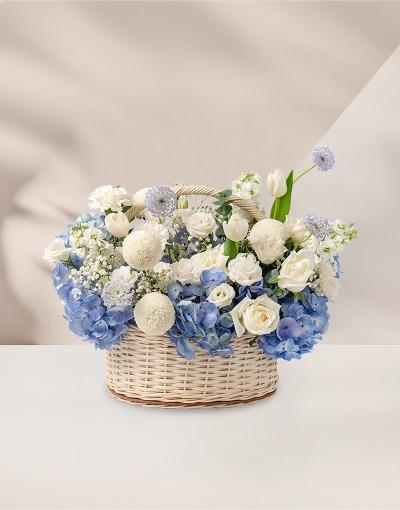 กระเช้าดอกไม้ทรงกระบอกโทนสีขาว ฟ้า สำหรับวันเกิดคนที่คุณรัก พร้อมร่วมทำบุญแบ่งปันให้มูลนิธิให้โลกของคุณดีขึ้นกว่าเดิม