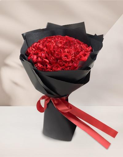 ช่อกุหลาบแดง 100 ดอก แทนความรักอันเป็นนิรันดร์ในวันขอหมั้น หรือขอแต่งงาน พร้อมทำบุญกับมูลนิธิ