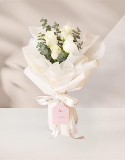 ช่อดอกกุหลาบสีขาว 4 ดอก สื่อถึงความรักบริสุทธิ์ มอบให้คนรักผู้เป็นเหมือนดวงใจของคุณ พร้อมส่ง